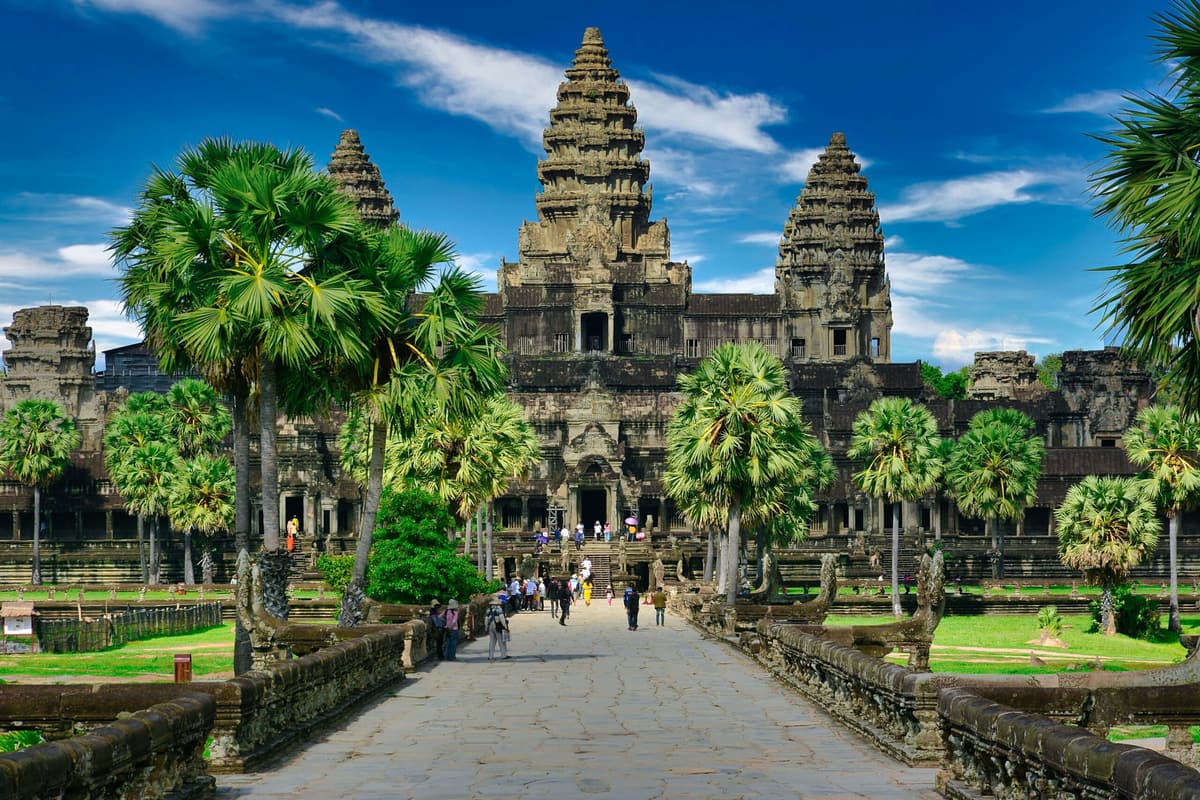 Les tours d’Angkor Vat vues depuis la chaussée ouest