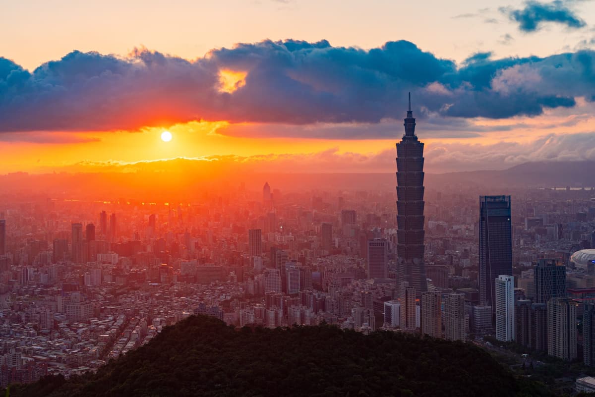 La tour Taipei 101 se découpe sur un coucher de soleil embrasé